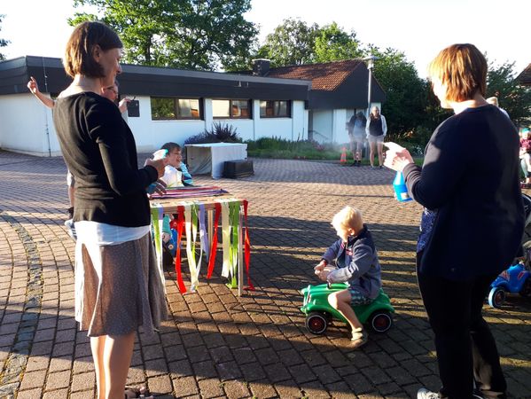 Mit der Bobbycarwaschanlage hatten nicht nur die Kinder ihren Spaß Mit der Bobbycarwaschanlage hatten nicht nur die Kinder ihren Spaß